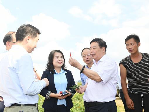 曹德旺榮獲中國脫貧攻堅獎，他說：企業(yè)家一定要盡責